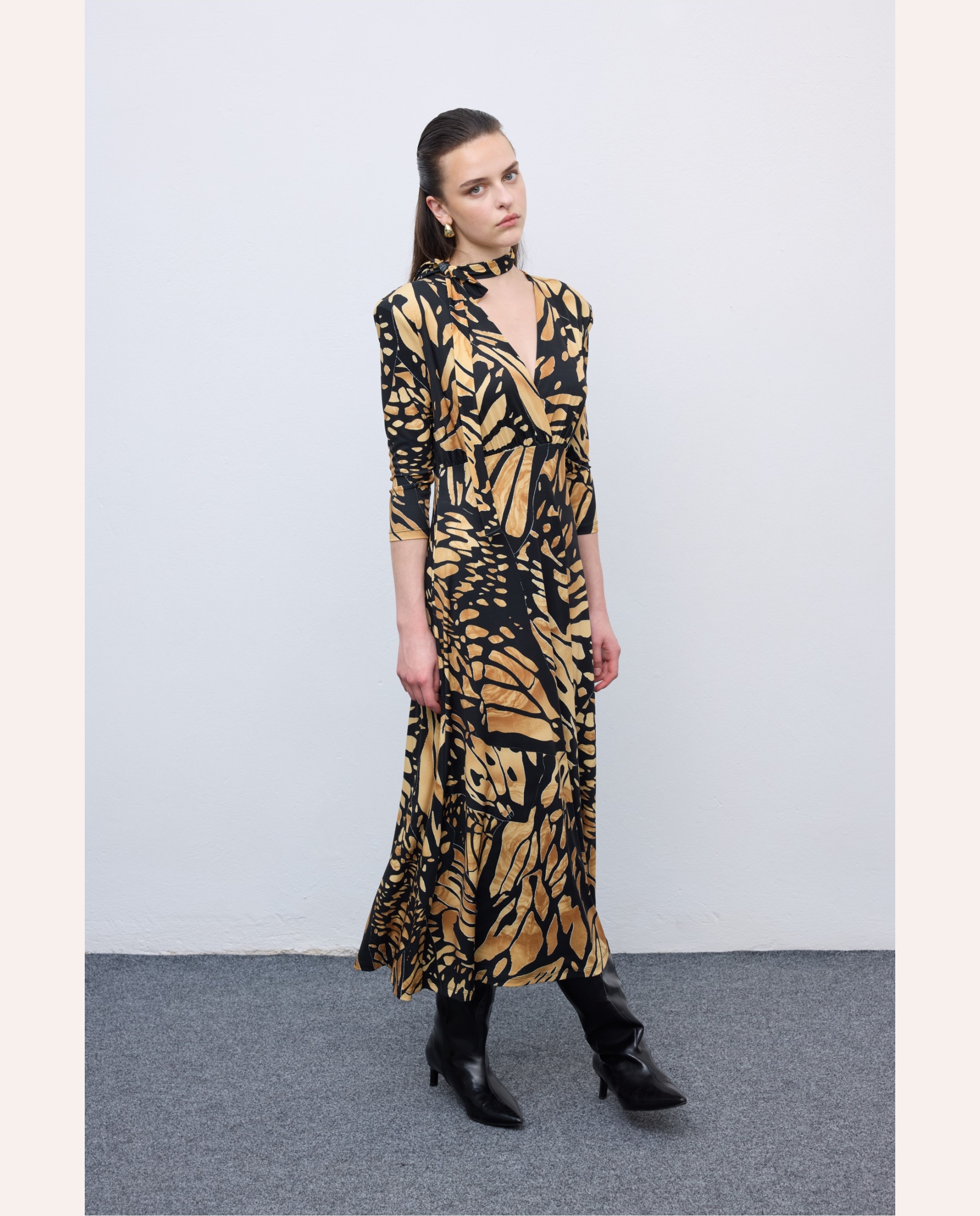 Butterfly Mosaic Jersey Midi Dress – Black Print - Image 3