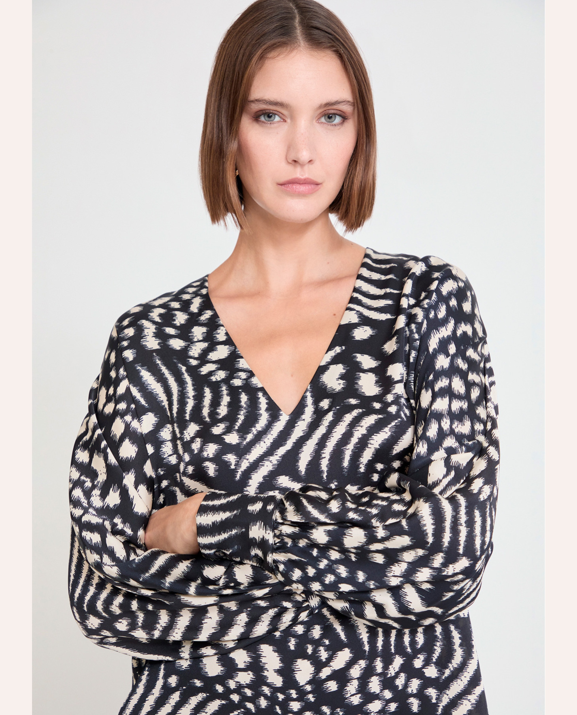 Elegant Blouse - Ecru-Black - Image 3